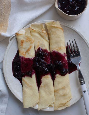 Crêpes de ricota com molho de blueberries